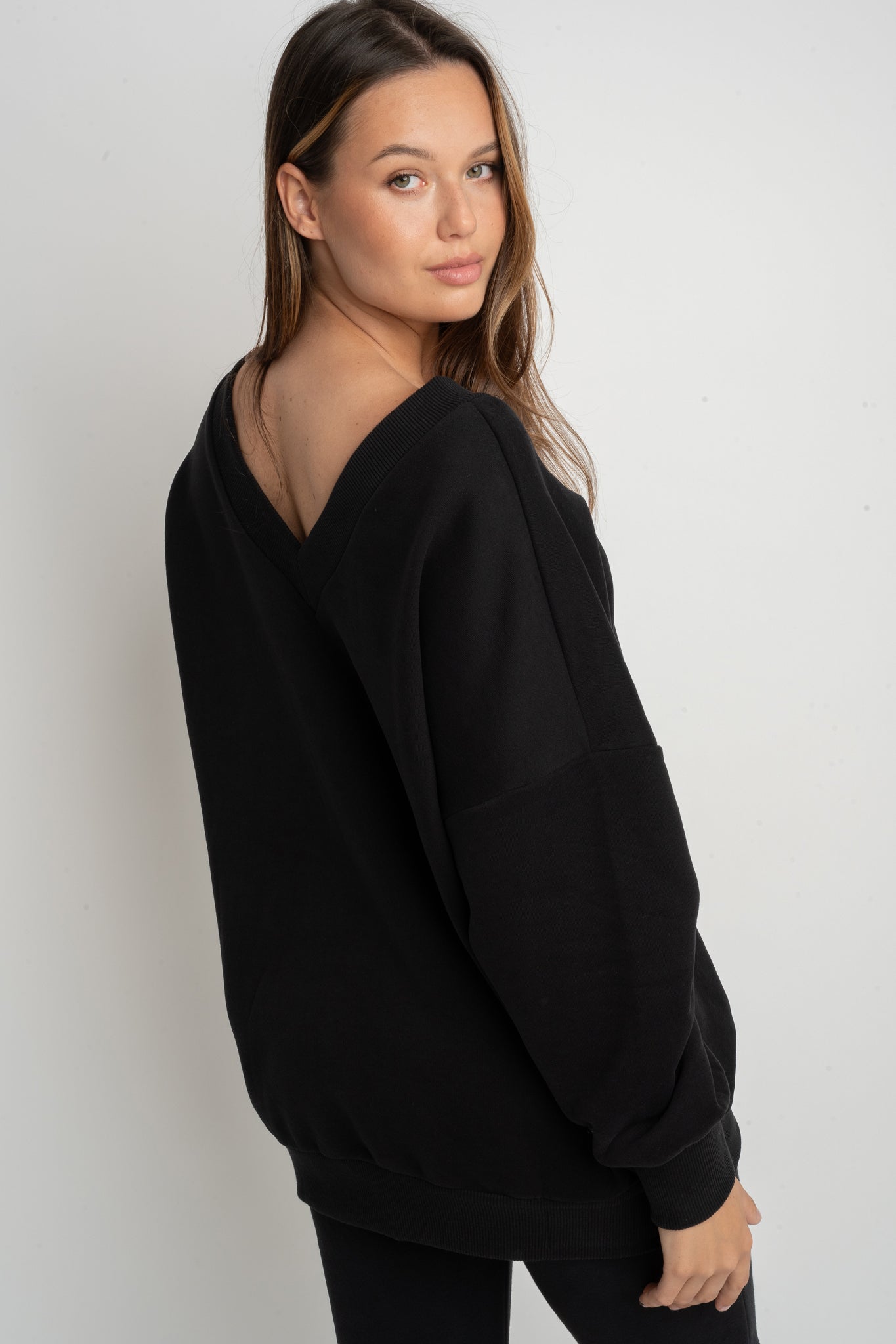 BLACK OVERSIZED V-NECK SWEATSHIRT – BISCOE