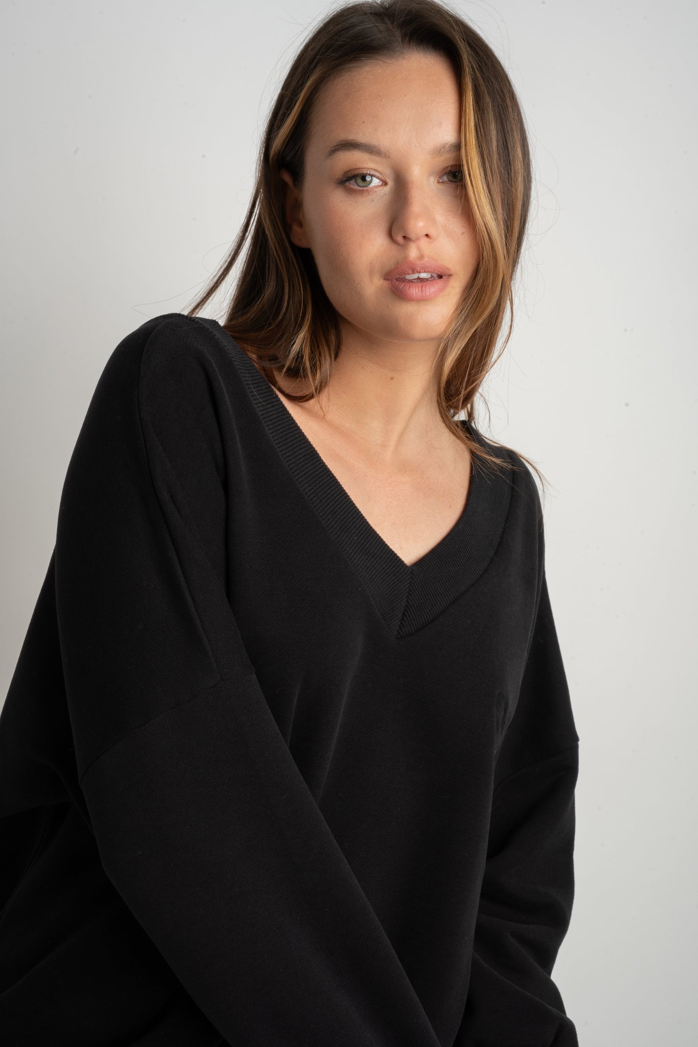 BLACK OVERSIZED V-NECK SWEATSHIRT – BISCOE