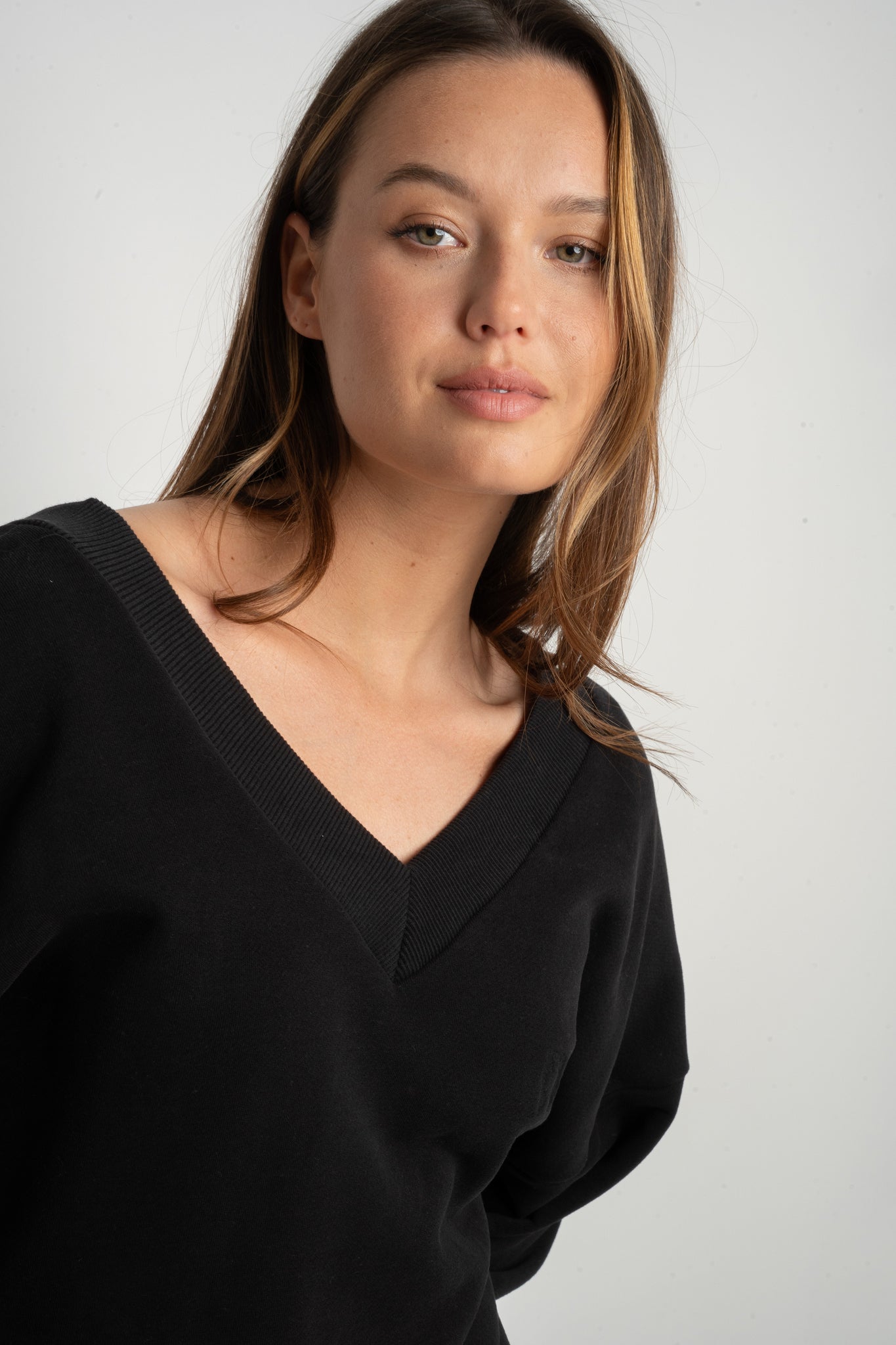 BLACK OVERSIZED V-NECK SWEATSHIRT – BISCOE