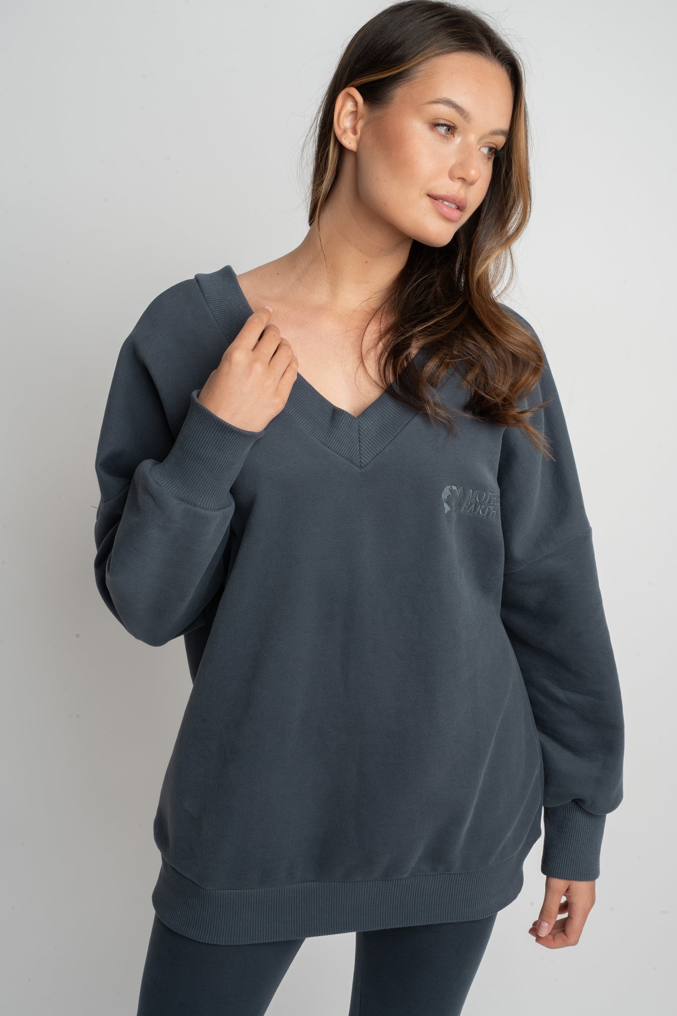 GRAPHITE OVERSIZED V-NECK SWEATSHIRT – BISCOE