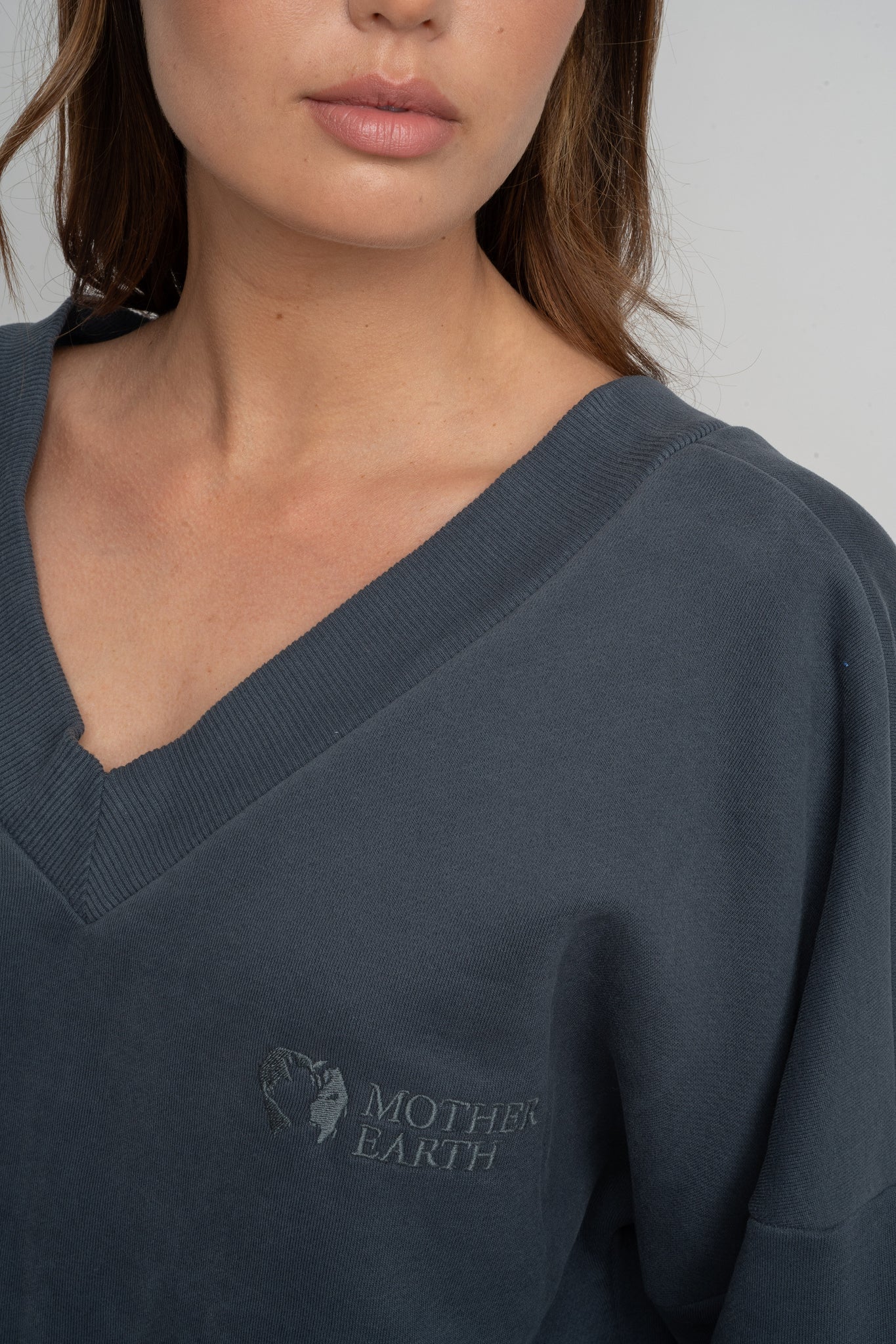 GRAPHITE OVERSIZED V-NECK SWEATSHIRT – BISCOE